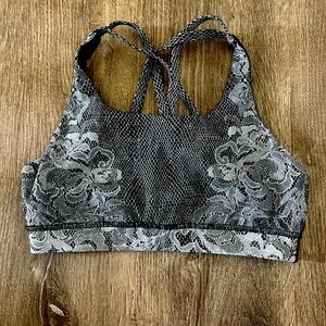 Lululemon sports bra size 6